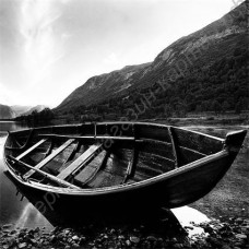 Пейзаж: черно-белая лодка, выполненный маслом на холсте